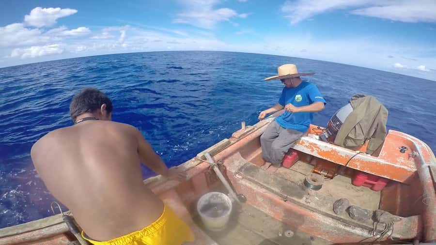 Ancestral fishing: Fishing with an experienced Rapa Nui - Ana Kai Tangata and the first coastal views