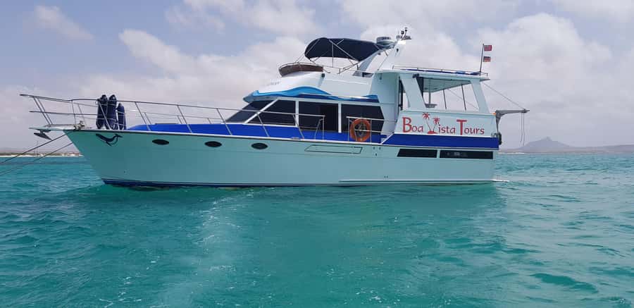 Boa Vista: Motoryacht Trip with Fishing, Snorkel, Beach BBQ - From your hotel to Sal Rei harbor