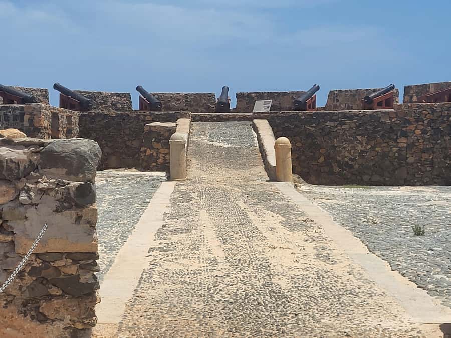 Boa Vista: Motoryacht Trip with Fishing, Snorkel, Beach BBQ - Cruising through the Bay of Chaves