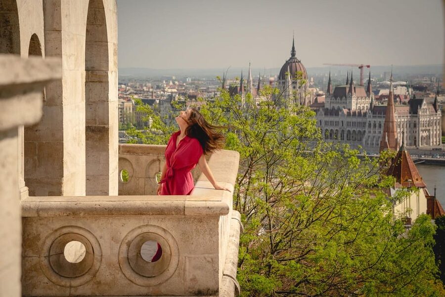 Budapest: Fast Private Photoshoot at Fisherman's Bastion - The posing help is the real service