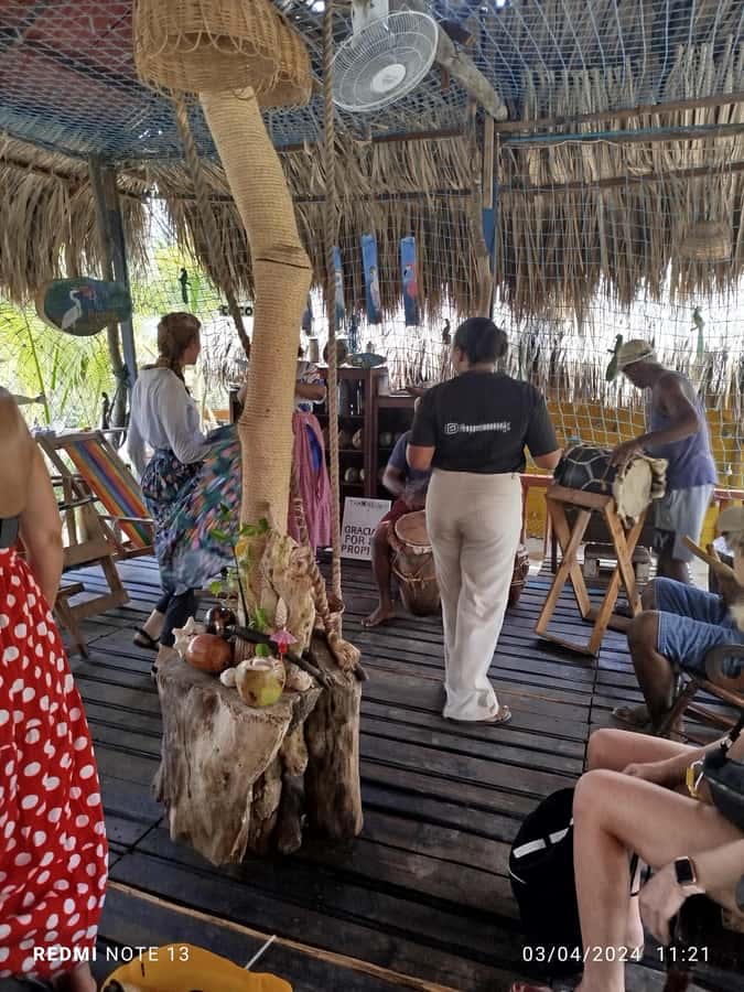 Cartagena: FISHERMEN'S ISLAND IN THE MANGROVES by canoe - The first 30 minutes on a traditional canoe