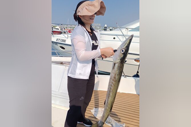 Dubai Deep Sea Fishing 4 hours + BBQ of Catch - Fishing methods that keep the trip moving