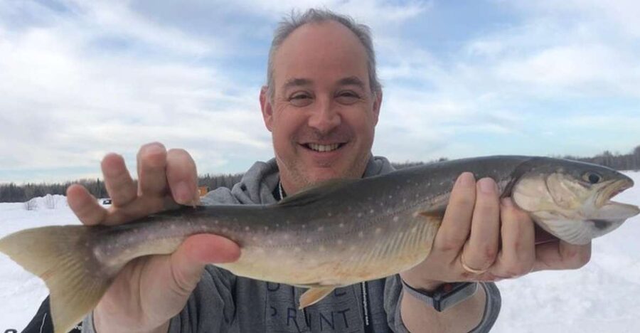 Fairbanks: Guided Ice Fishing Tour - A warm cabin in the Alaskan cold