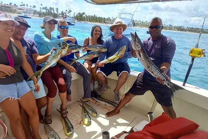 FISHING PRO CHARTERS - Boat Excursion – Mar-Quesa - The crew, tackle, and help on board