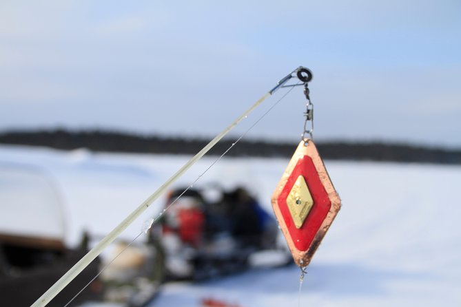 From Ivalo: Ice Fishing Safari to Lake Inari, reindeers & lunch - Staying warm at minus 25 degrees