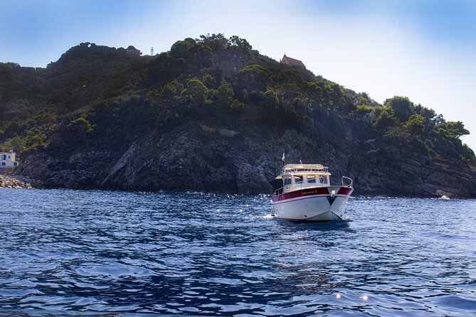 Group Capri tour , visit of caves, fishing legend and swimming - White Grotto and the old story in the rock