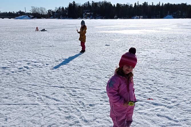 Ice fishing experience with Backpacker Helsinki Tour - Why the guide makes a difference
