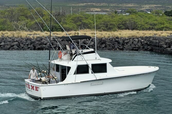 Kona Hawaii Deep Sea Fishing Escapade on the Bite Me 6 - Trolling for marlin, tuna, and ono