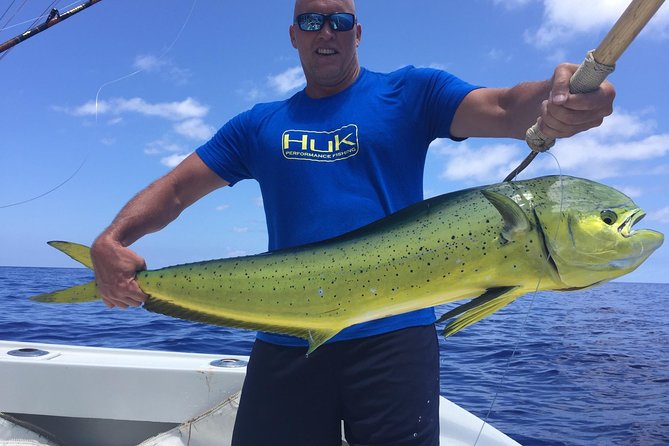 Kona Hawaii Deep Sea Fishing experience on the Bite Me 4 - Getting ready with the captain and crew