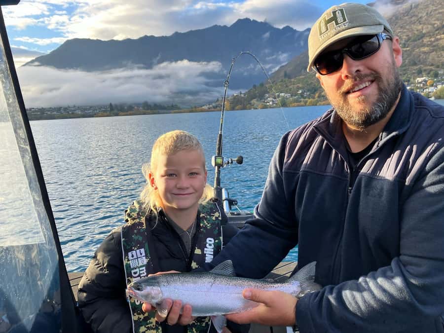 Lake Wakatipu: 3 Hour Fishing Adventure by Boat - A three-hour rhythm on the water