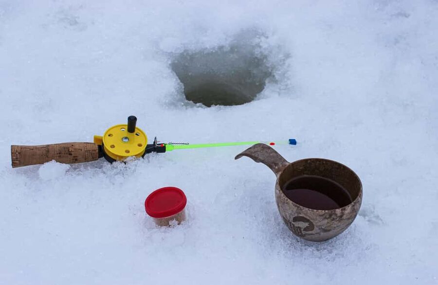 Levi: A fun Ice Fishing Experience in Levi, 3 HOURS - Learning to drill through the frozen lake
