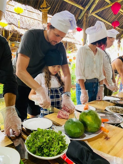 Local market, Basket boat, crab fishing & cooking class - Catching purple crabs and making palm-leaf souvenirs