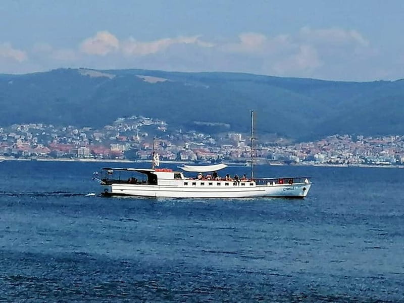 Nessebar: 4-Hour Boat Tour incl. Fishing, Lunch & Drinks - Leaving the coast for Nessebar’s bays