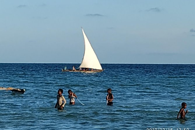 Pongwe Dhow fishing - Setting out from Pongwe Bay