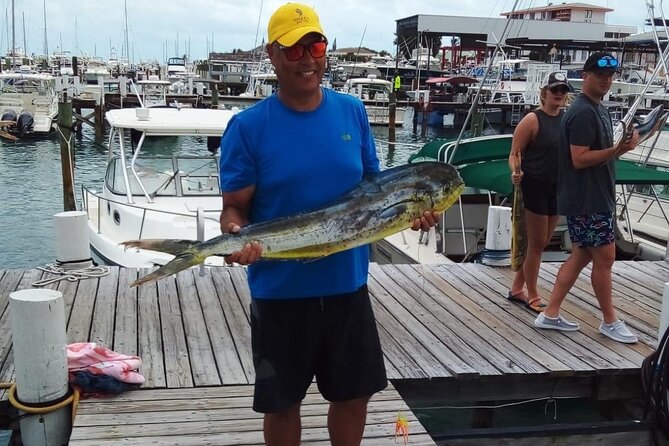 Private 6 Hour Fishing Charter in Nassau - Fishing with the captain and mate