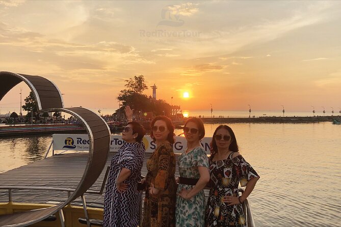 Red River Private Tour : Sunset and Night Squid Fishing - Learning the local squid-fishing method
