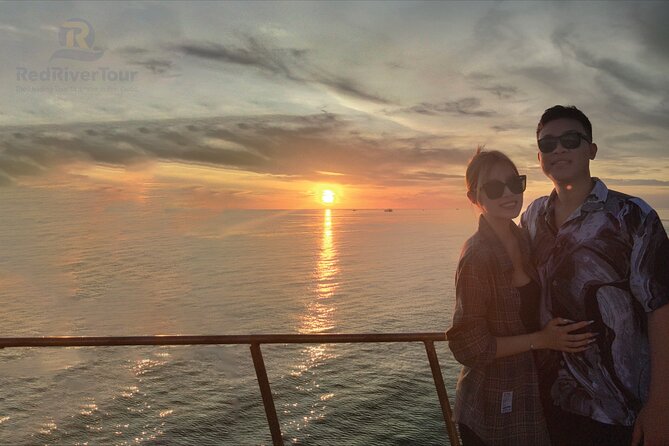 Red River Private Tour : Sunset and Night Squid Fishing - Families, couples, and first-time fishers