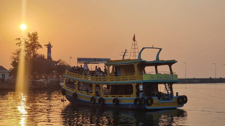 RedRiverTours - Enjoying Sunset & Night Squid Fishing - Dinner includes seafood and your catch