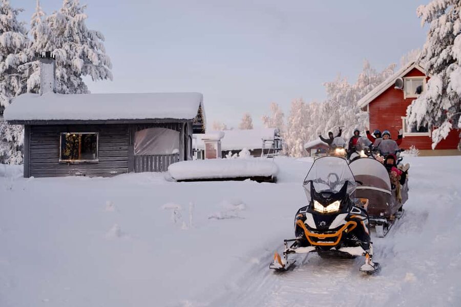 Rovaniemi: Ice Fishing and Snowmobile Tour with Snacks - Learning to handle the snowmobile
