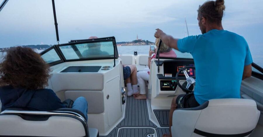 Rovinj: Sunrise Dolphins & Fishermen at Work Speedboat Tour - The 20 to 30-minute run offshore