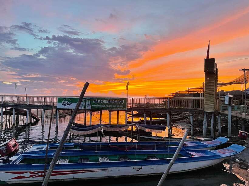 Tam Giang Lagoon & Boat Day Trip with Fishing Experience - Boarding the sampan at Dam Chuon