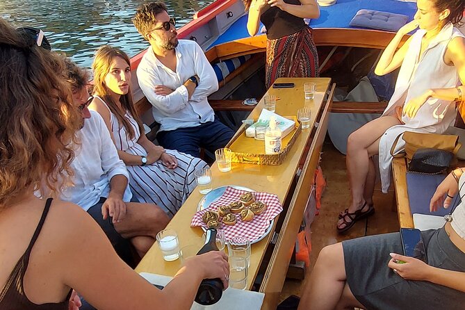 Venice: Relaxing Sunset Ride aboard old fishing boat - The old fishing boat and the pace of the ride