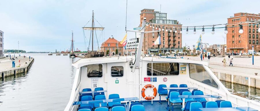 Wismar: Harbor Cruise with Sea Animal Fishing and Guide - Setting out from Alter Hafen
