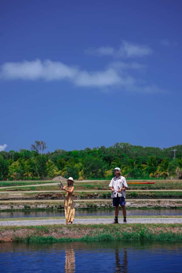 Wonga: Guided Fishing, Farming and Tasting Tour - Feeding the barra and watching a hand-harvest